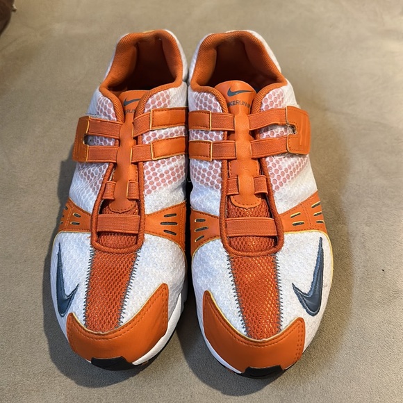 Women’s size 7.5 Nike running shoes - Picture 3 of 4